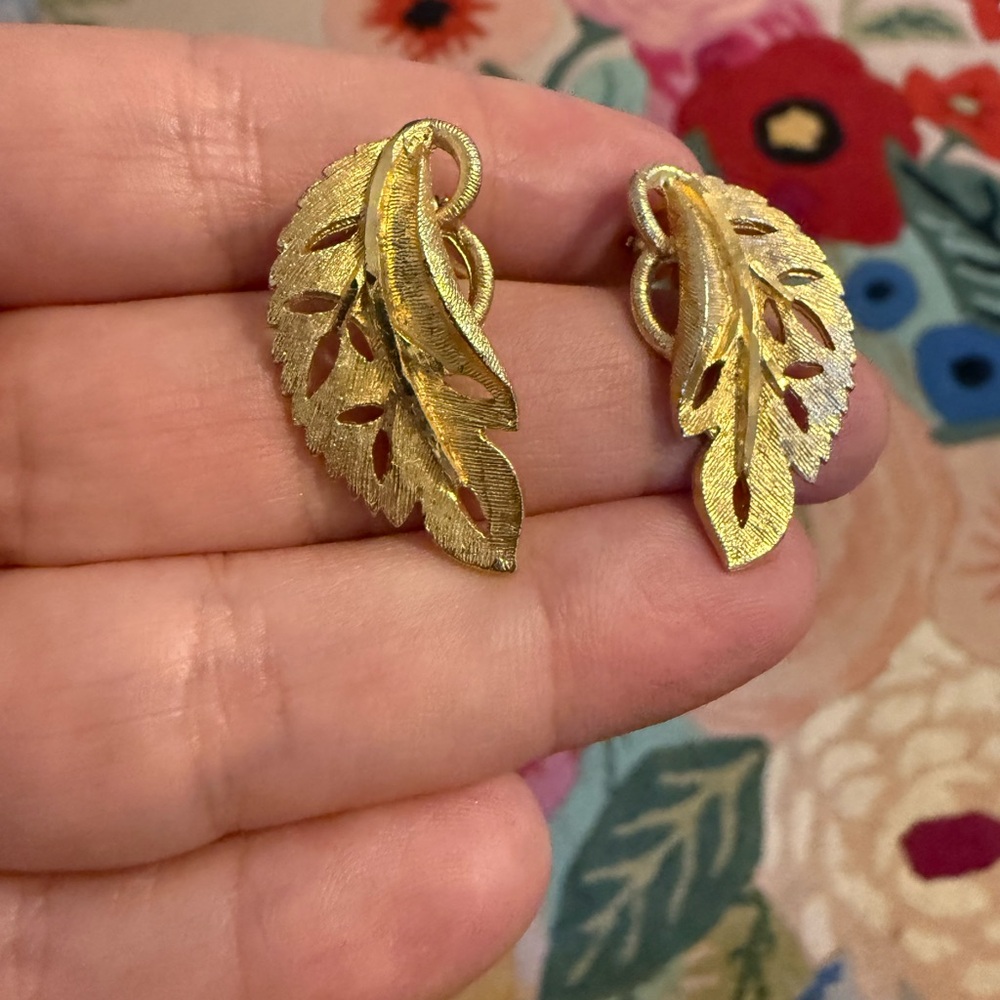 Vintage BSK Gold Tone Leaf Clip On Earrings Textured Mid Century Costume Jewelry